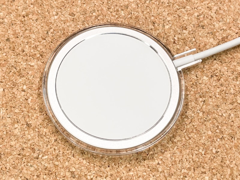 こんな感じで装着できる。装着感は「キツめでピッタリ」という印象。MagSafeの表側以外、側面も裏面も全て保護する。ツイデにケーブル接続部も保護。MagSafe充電器のケーブル接続部は不意に力がかかることがあり、断線が心配。なのでこのケーブル接続部保護は有り難い!!!