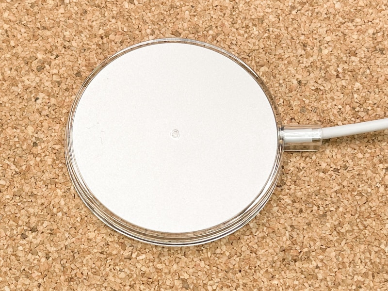 裏面はこんな感じで全面保護。机上面ではちょっと滑るが、まあまあの使用感だ。