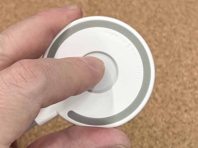 穴があるので、ここからMagSafe充電器を押し出せば外せる。ただし、片手ではちょっと無理で、両手で保護カバーを保持しつつ親指でグイッと押し出す必要がある。そのくらい「キツめでピッタリ」の装着感なのであった。