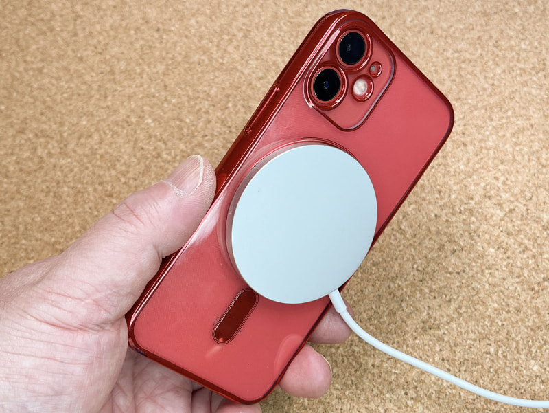 MagSafe充電器をiPhoneに吸着すると、片手だけではスムーズに外せない。そのくらい磁力による吸着力が強い。机上でMagSafe充電を行っているiPhoneを持ち上げると、MagSafe充電器がくっついて来ちゃう。これはMagSafe充電器保護カバーを装着していても同じ。