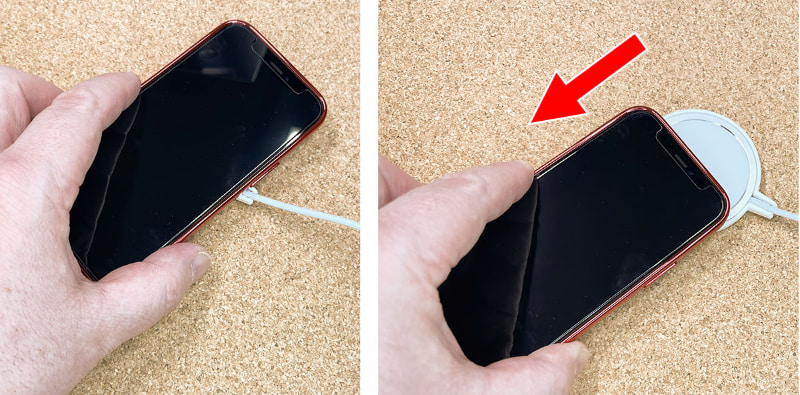 この保護カバーの場合、机上面に当たる面にシリコーンの滑り止めが貼られている。ので、MagSafe充電器が吸着したiPhoneを机面に押し当てつつズラすようにすると、片手でMagSafe充電器を外すことができる。シリコーン滑り止めによりMagSafe充電器が机面に引っ張られ、iPhoneから外れるというわけだ。