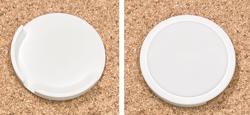 AHASTYLEブランド「MagSafe充電器 壁掛け ホールダー」。表側はMagSafe充電器を掛けられる形状で、裏側には繰り返し使える粘着剤が貼られている。Amazonにて2個セット899円で売られている。