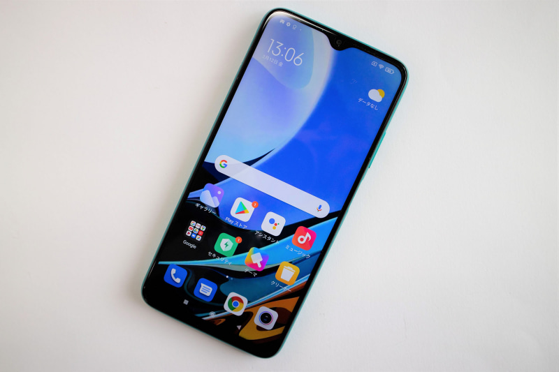 前面は、約6.53インチのFHD＋ディスプレイ