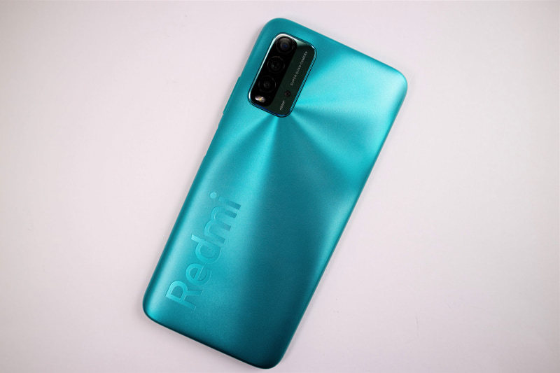 裏面は、凹凸がある滑りにくく指紋がつきにくいデザイン