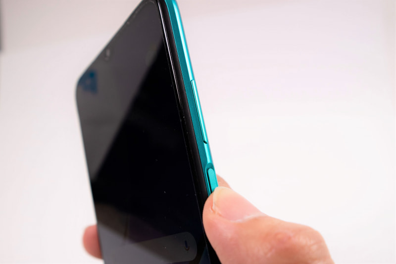 側面の指紋認証センサー兼電源ボタン