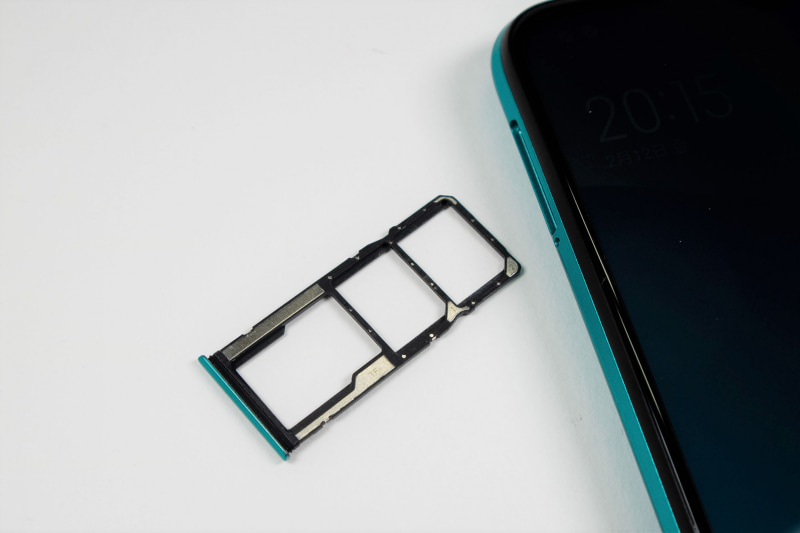 SIMスロットとmicroSDカードスロット。SIMスロットはデュアルSIM対応