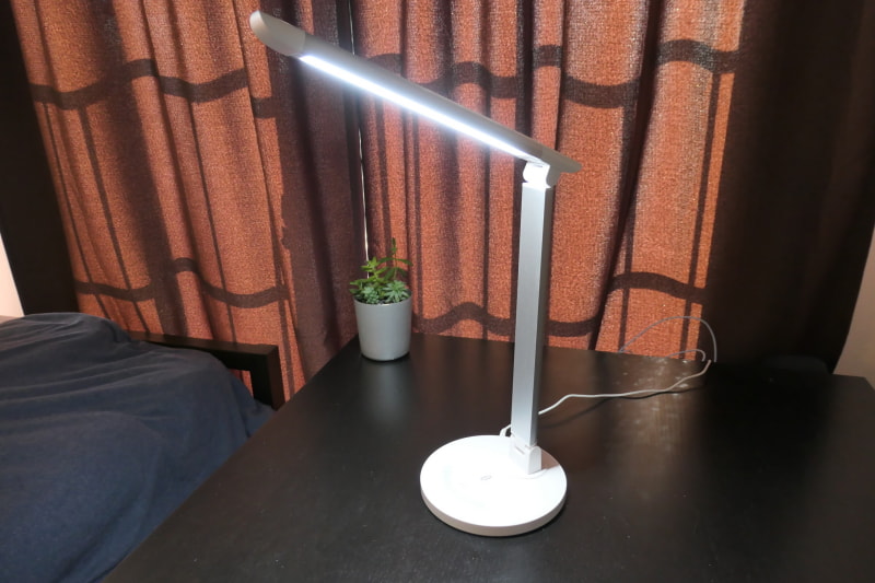 筆者の測定では、ベースは直径180mmで、厚さは15mm程度。ベースからスタンド上部のヒンジまでの高さは370mm程度。重さはスペックシートによると835g