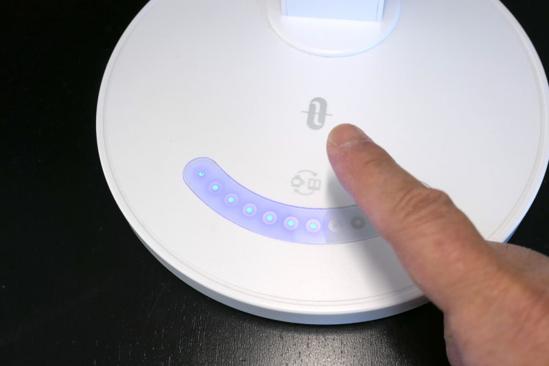 ベースにあるブルーの点が並ぶ部分が明るさを調整するタッチパネル。その上のアイコンをタップすると色温度を切り替えられる