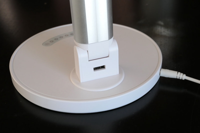 スタンドの背面にUSBポートを搭載