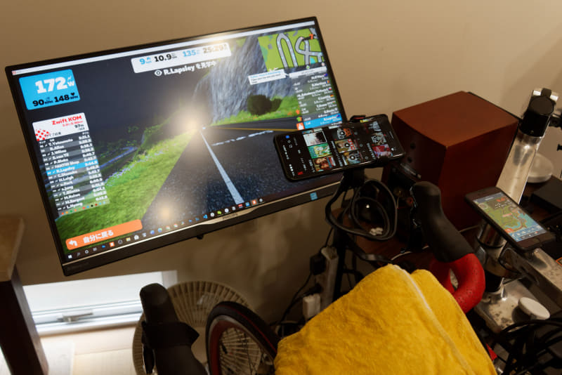 従来のZwift環境。パソコンでZwiftを動かし、arrows 5Gでコンパニオンアプリを実行、もう1台のスマホで動画再生する