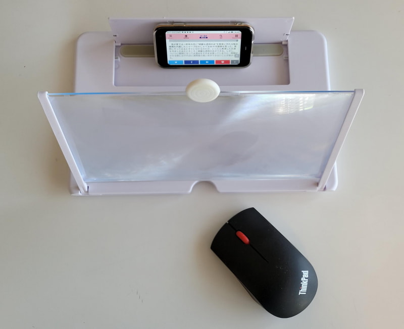 レンズの向こう側のスマホ操作は大変だ。ワイヤレスマウスがあると　便利だ