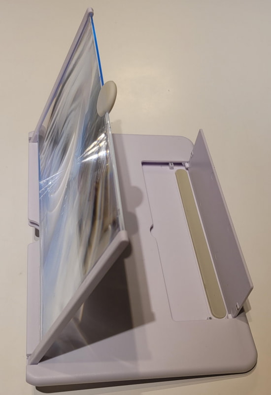 仰角約110度で自然に固定し、後ろ側に配置されたスマホスタンドを引き起こす