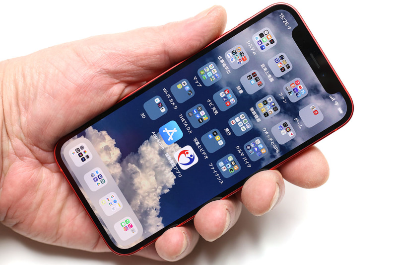 現在の俺が常時携帯している3台のスマートフォン。左から、iPhone 12 Pro Max、iPhone 12 mini、Rakuten Mini。iPhone 12 Pro Maxにはデータ通信用SIM、ほか2台には通話可能なSIM/eSIMが入っている