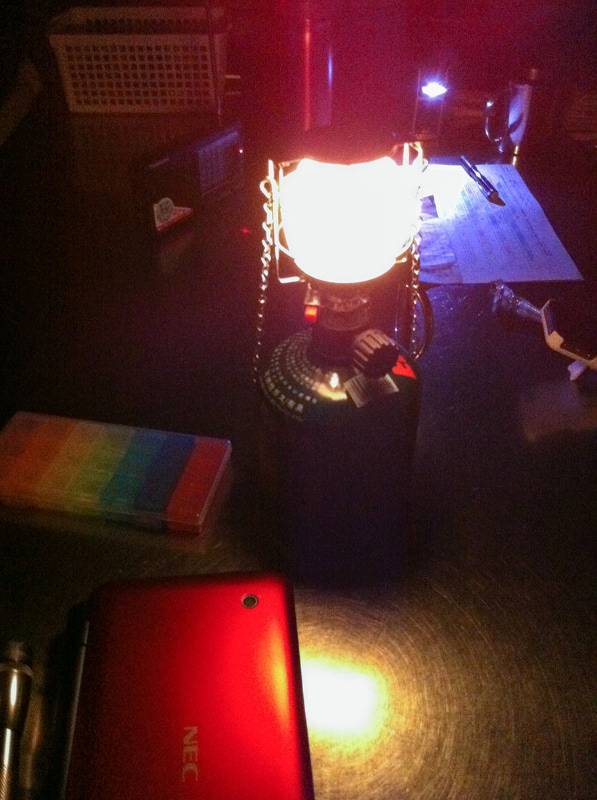 テレビも点かないからラジオでニュースを聞いて比較的に暗澹たる気分になりつつスマートフォンなどの端末でさらに情報収集してもっと暗澹たる気分になっていたョ!!!　災害、ダメ、絶対ご勘弁!!!