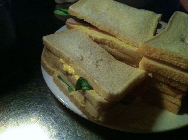 輪番停電時、なんかサンドイッチ（電気ナシで作れる）とかカップ麺（ガスで湯が沸かせれば作れる）とか、そーゆーモンばっかり食べていたョ!!!　あと酒!!!　だって電気ないとイロイロ不自由だしヒマになっちゃうし暗澹たる気分になっちゃうし寒かったんだもーん!!!