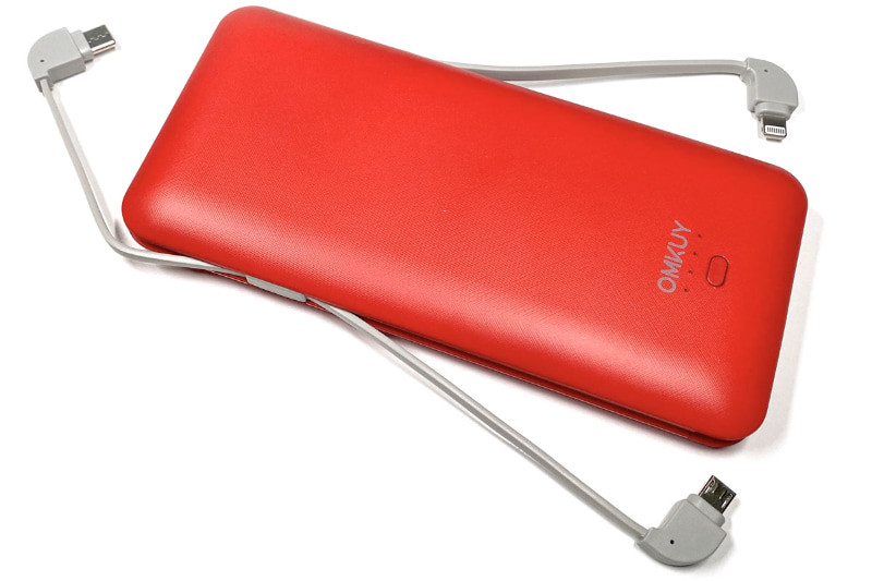 たとえばこんなの。Amazonで購入したOMKUYブランドのモバイルバッテリーで、容量10000mAh、質量は約256g、サイズは長辺160×短辺75×厚さ14mm。携帯しやすいサイズで、ケーブル内蔵型なので「アーッ!!!　バッテリーはあるけどケーブルがないーッ!!!」ということもない。ちなみに、コネクタはLightning/microUSB/Type-C。それぞれ最大出力電流は2.1Aで、合計最大出力電流も2.1A。
