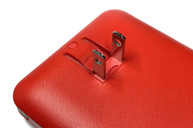 コンセントに直差しして充電することができる。つまり「アーッ!!!　充電用USB-ACアダプターがないーッ!!!」という問題もない。