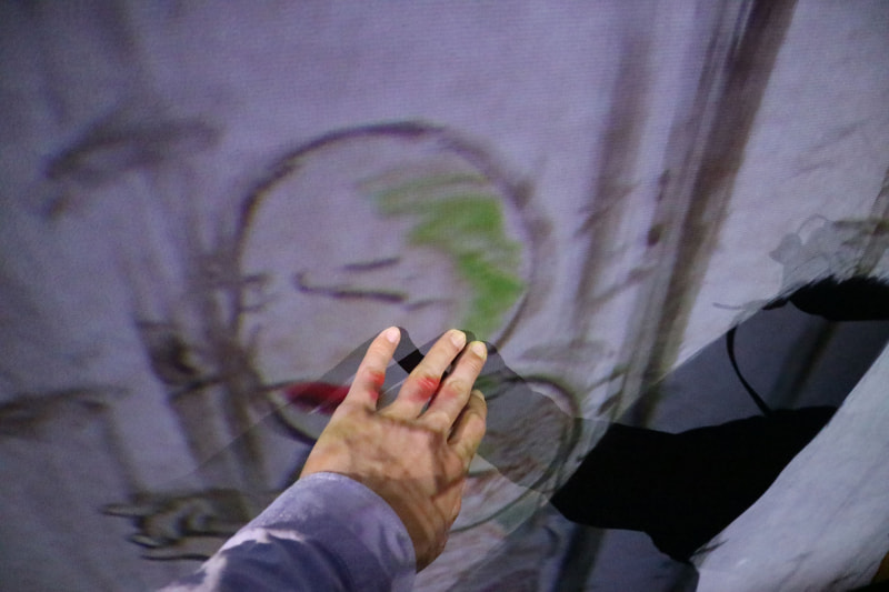 キャラクターをさわるとこちらを振り向く仕掛けも