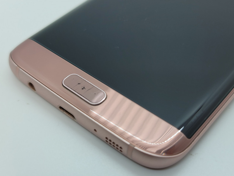 当時使っていたAndroidスマートフォン。ホームボタンに指紋センサーが搭載されている