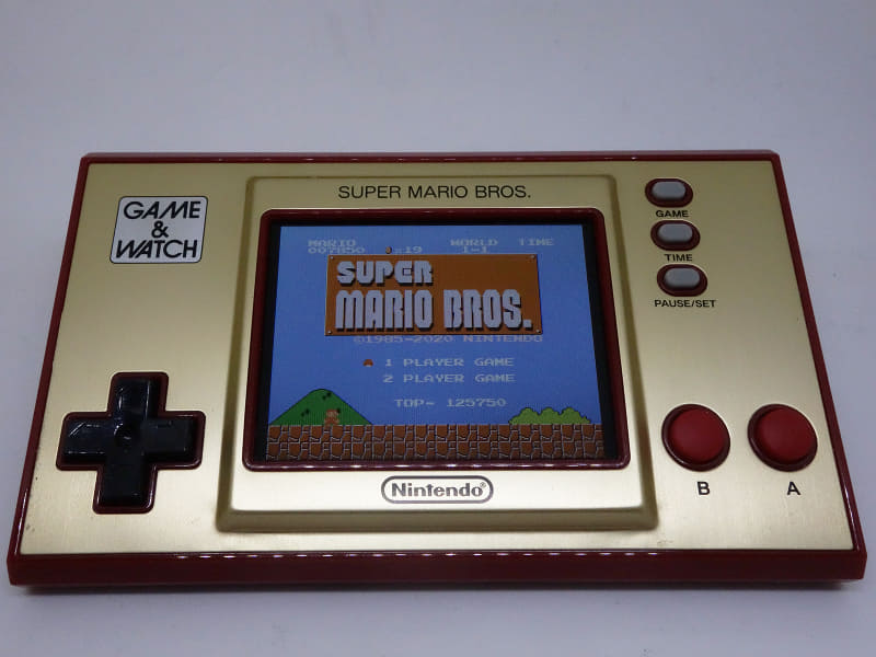 内蔵ゲーム「スーパーマリオブラザーズ」。おなじみのタイトル画面。