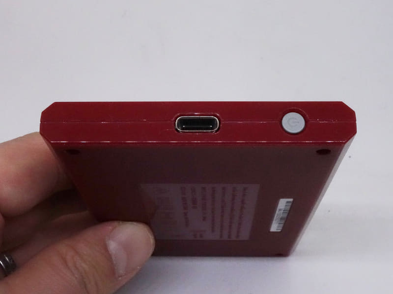 充電池を内蔵し、USB Type-C端子経由で充電できます。