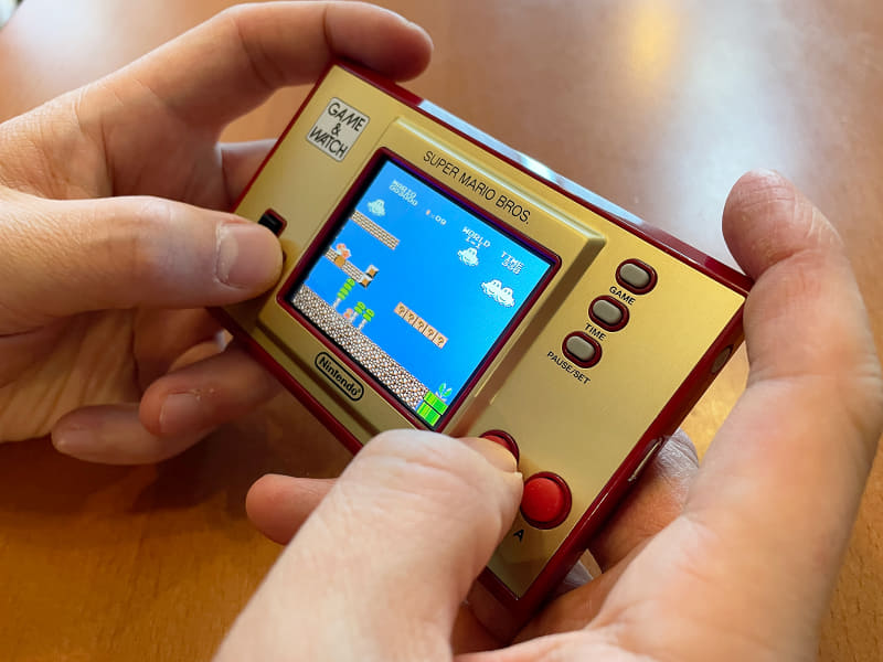 手に馴染むサイズで快適にプレイできます。