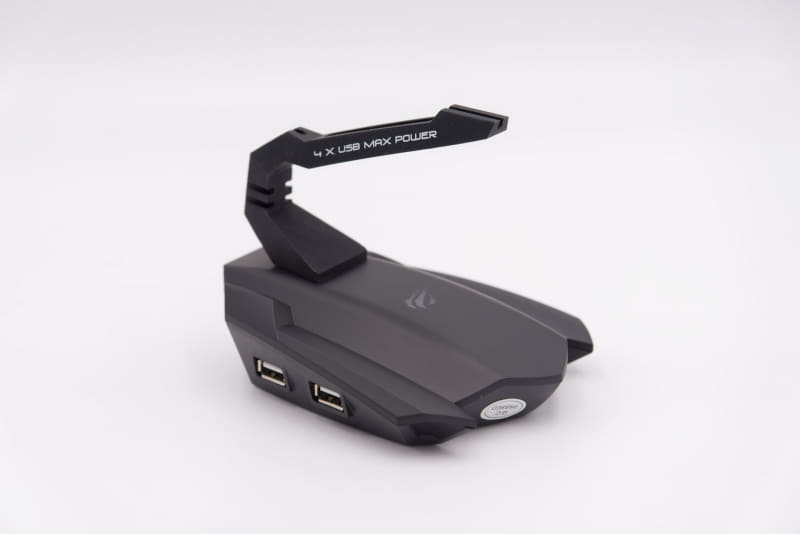 左側面と右側面に入力用のUSB Type-Aポートが2個ずつ。背面には今どきらしくType-Cの出力ポートがある