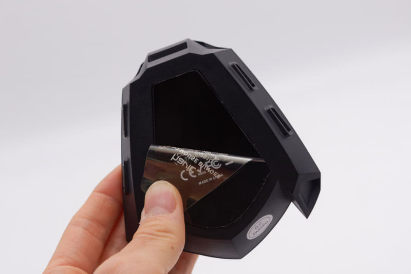 底面には粘着テープがあり、デスクにしっかり固定できる