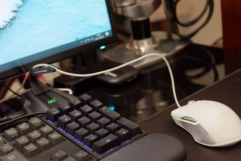 こんな感じで宙に浮かせることで、立体的にデスク空間を使えるようになったのも大きい