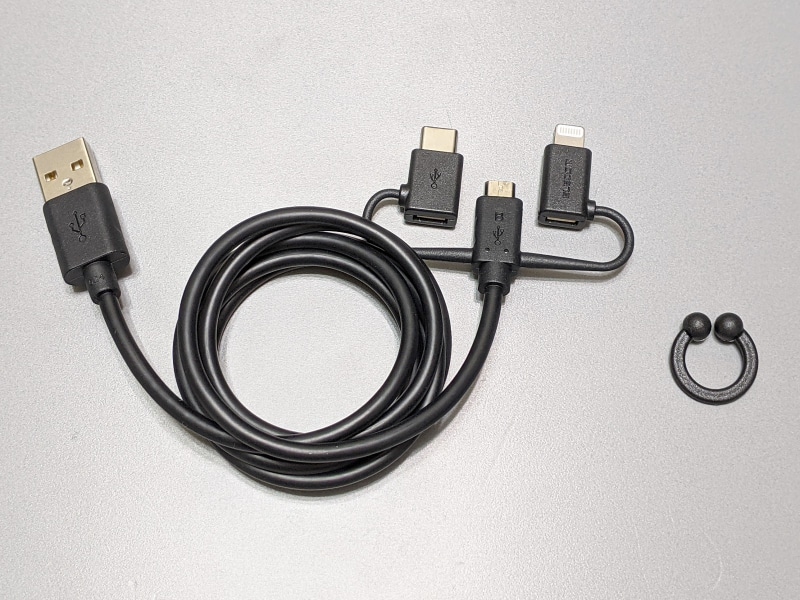 外観は普通のケーブルだが、タイで留められているわけではないのにきちんとまとまっている。右端にあるのはクリップ