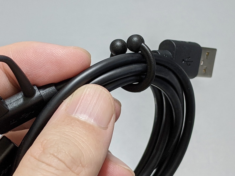 バッグの中などではさすがに形状を維持しづらいので、付属のクリップを使って留めることになる