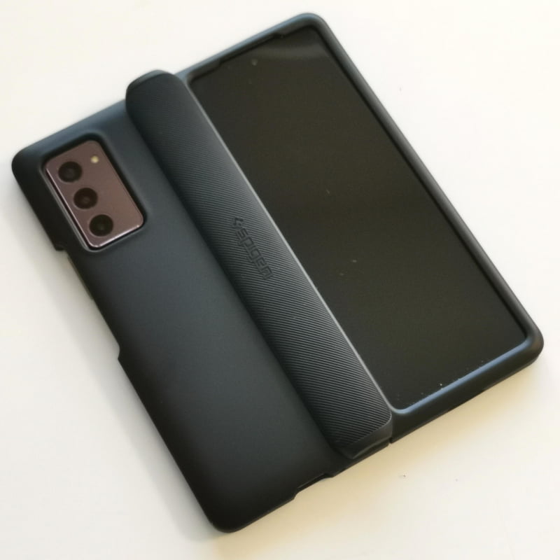 背表紙部分も完全にプロテクトするケースカバーは珍しい