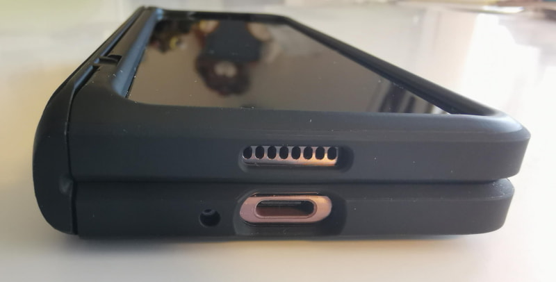 忘れがちなケースカバーの充電ポートの”えぐりサイズ”は極めて重要だ！