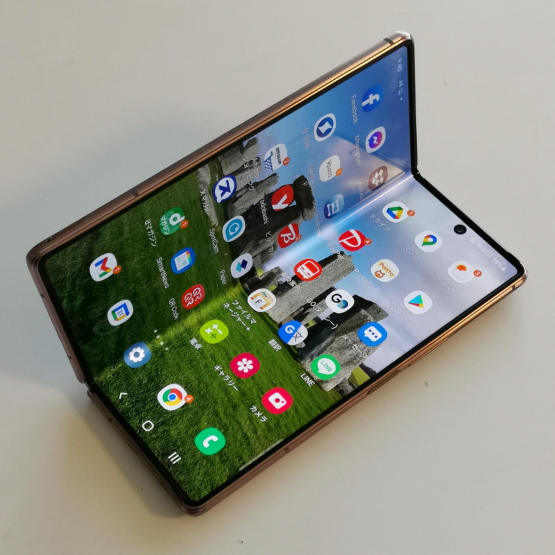 高額でデリケートな感じのGalaxy Z Fold2 5Gはケース無しで使うのが格好良いけど、滑りやすい表面と落下時の液晶へのダメージが怖い