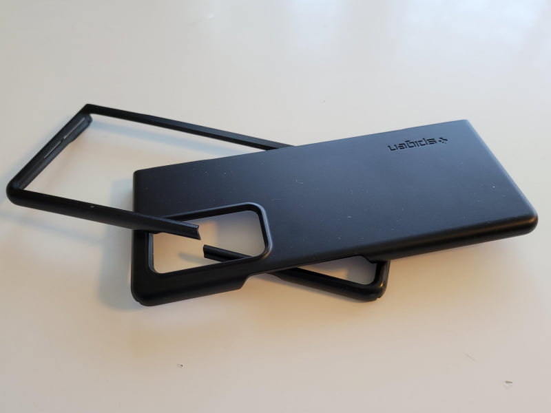 先週まで使っていたケースカバーも予想通り、細い額縁がひび割れた