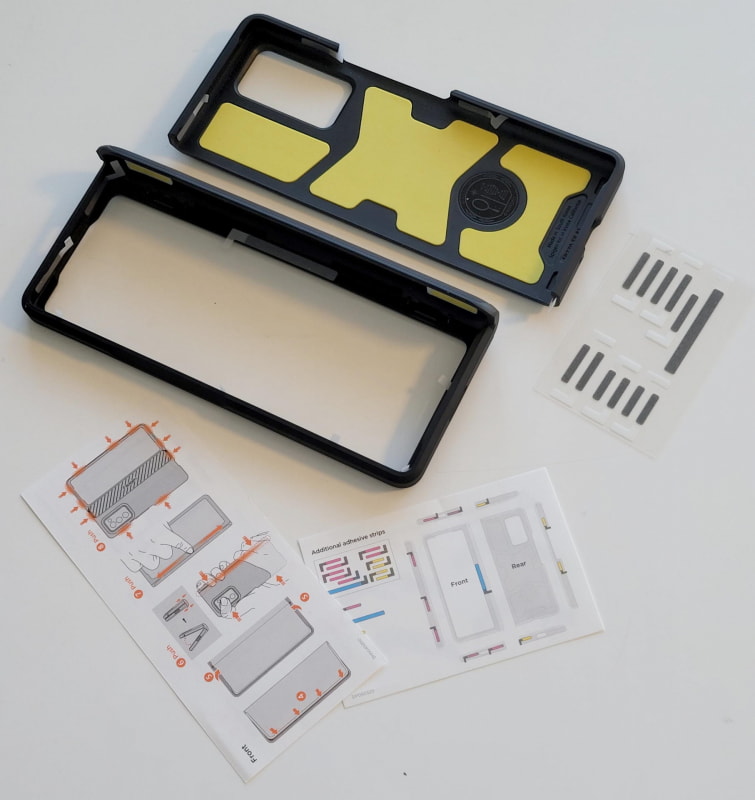 表裏とも細かな両面テープでスマホ本体にくっつけるタイプ。予備の両面テープも付属