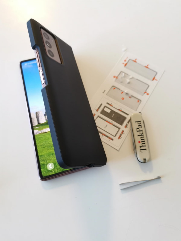 最初にレンズカットのある衝撃吸収パッドの付いた方を取り付ける