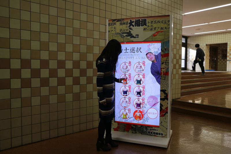 いっしょに撮影したい力士を選択。選んだ力士は画面の横から顔を覗かせる