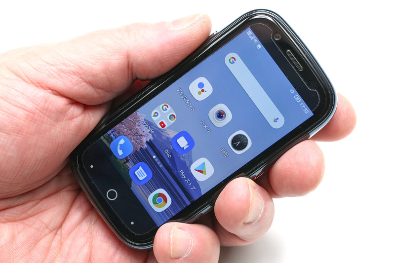 Unihertz「Jelly 2」のサイズは幅95×高さ16.5×厚さ49.4mmで質量は110g。手のひらサイズのスマートフォンで、OSはAndroid 10。クラウドファンディングで発売された端末だが、現在は<a href="https://www.unihertz.com/jelly-2-japan.html" class="strong b">日本国内向け販売</a>が開始されている。お値段219.99ドル（約2万4000円）。