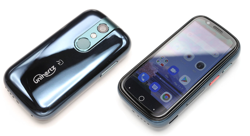 Jelly 2は3インチ（854×480ドット）の画面を搭載したAndroid 10スマートフォン（SIMロックフリー）で、サイズはは幅49.4×高さ95×厚さ16.5mm、重量は110g。緑がかった深い青のような不思議なカラーが印象的。日本仕様のみおサイフケータイ（FeliCa）に対応する。