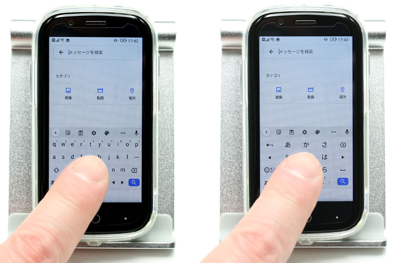 ソフトウェアキーボード上に指を置いた状態。QWERTYキーボードだと最初はかな〜りタイヘン。慣れてくると職人技的にわりと的確に入力できるようになるが、タイプミスもよく起きる。じゃあ12キーキーボード（フリック入力）にすれば少しはマシか？　と試みたが、あまり変わらず。フリック入力自体慣れていない俺にとっては、12キーキーボードでもQWERTYでも同様に「入力するのがタイヘ〜ン!!!」なのであった。
