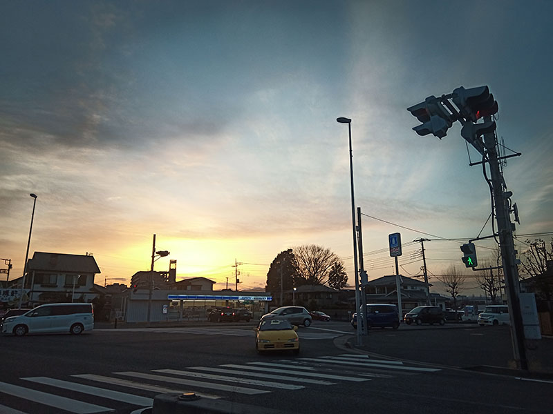 渋滞中に車窓から撮った夕景。アラちょっとイイじゃな〜い。ダイナミックレンジが広めのようで、明暗階調もなかなか豊富だと感じられる。ディテイルはシャープさに欠けるように見えるが、たぶん光量不足も影響しているものと思われる。