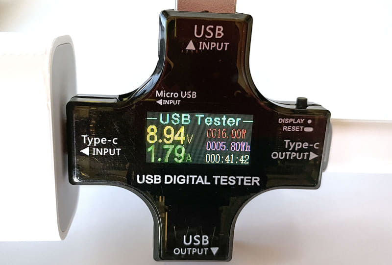 こんな簡易的なテスターで計測。数値は目で追っていた程度なので、あくまでも大雑把な参考値として見てほしい