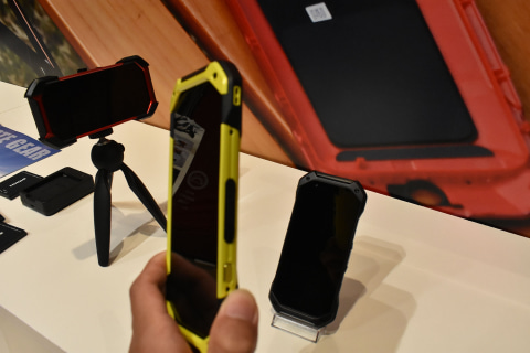 写真で見る「TORQUE 5G」「TORQUE 5G Coleman LIMITED」] クイック