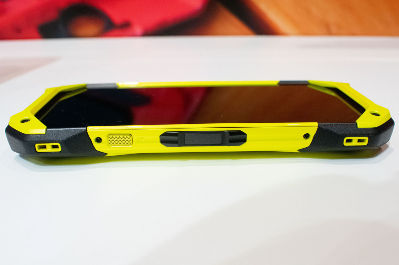 右側面にはカメラボタン（左）と電源ボタン（右、指紋センサー内蔵）