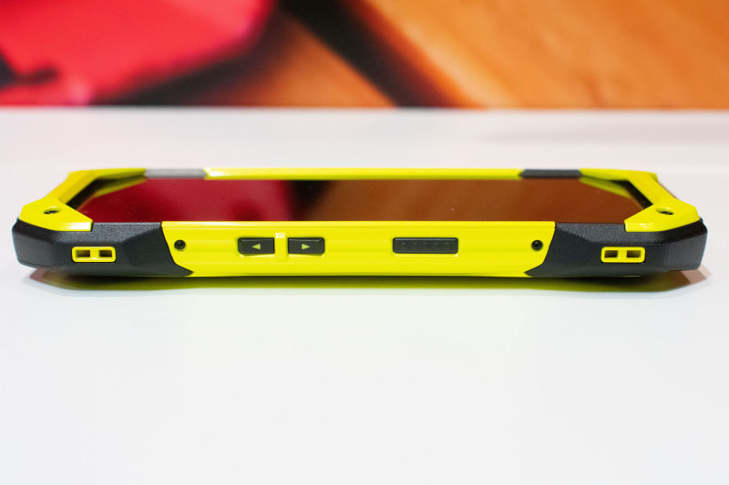 左側面、ストラップホルダーと音量スイッチ、ダイレクトボタン