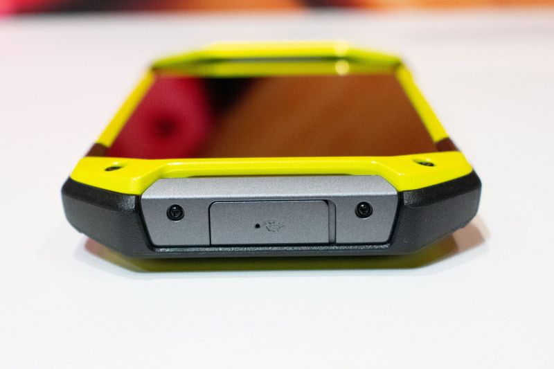 下側面、USB Type-C端子はキャップつき