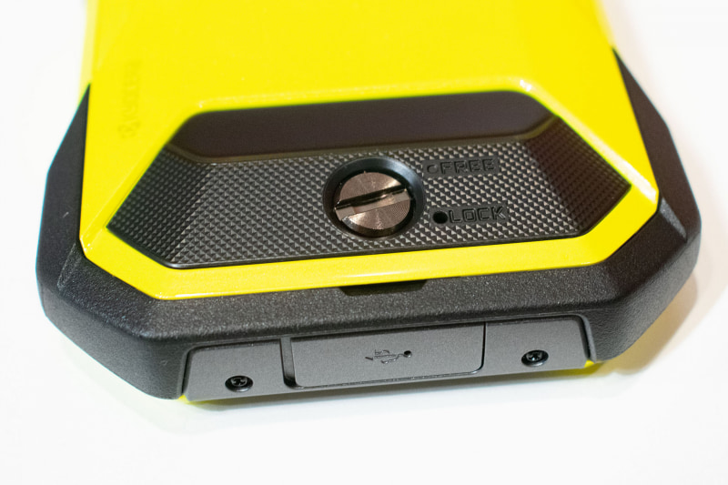 電池パックは取り外し式。カバーは不用意に開かないようロックできる