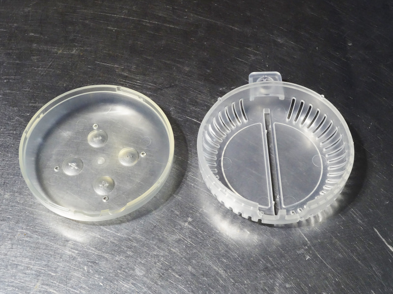 設置方法、まずフタを開けます。