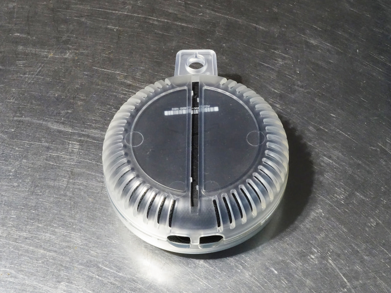 フタを閉じます(下部の穴はACアダプタ接続口です)